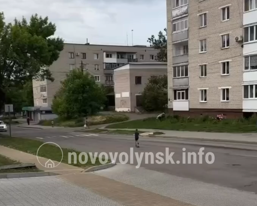 Небезпечні катання дітей на дорозі: водій встиг зреагувати