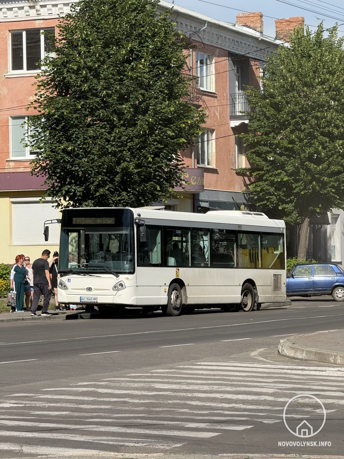 У Нововолинську в районі пожежної площі в маршрутці лопнуло колесо