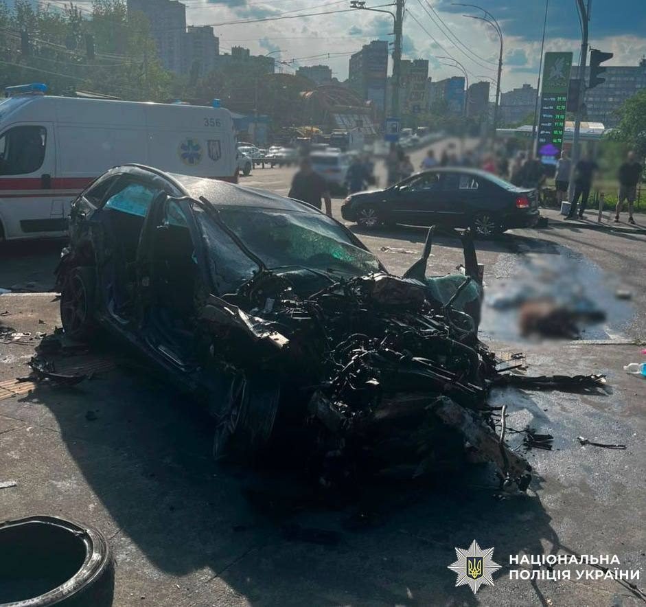 Смертельна ДТП у Києві: водій Mercedes в’їхав у підземний перехід, загинуло четверо людей, серед них дитина