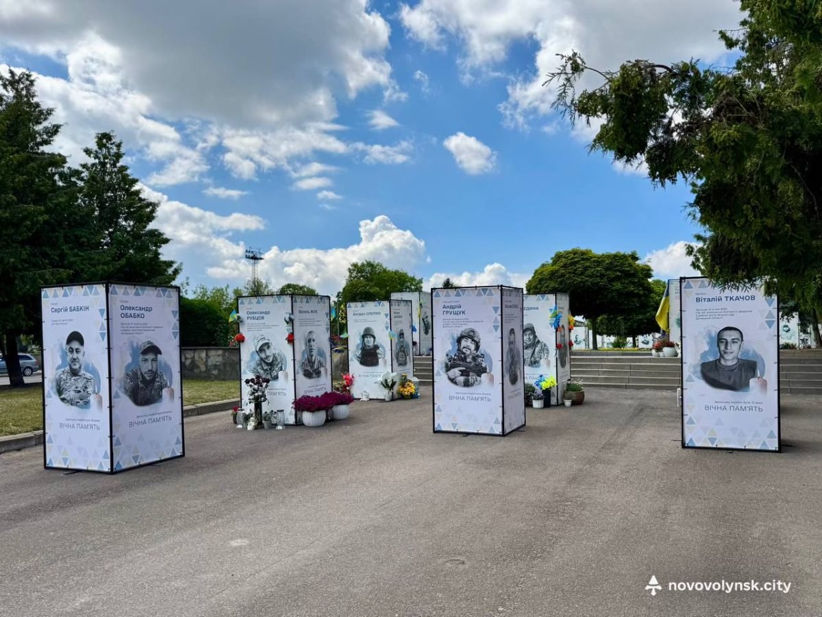 На Алеї Героїв у Нововолинську встановили ще 12 портретів загиблих захисників