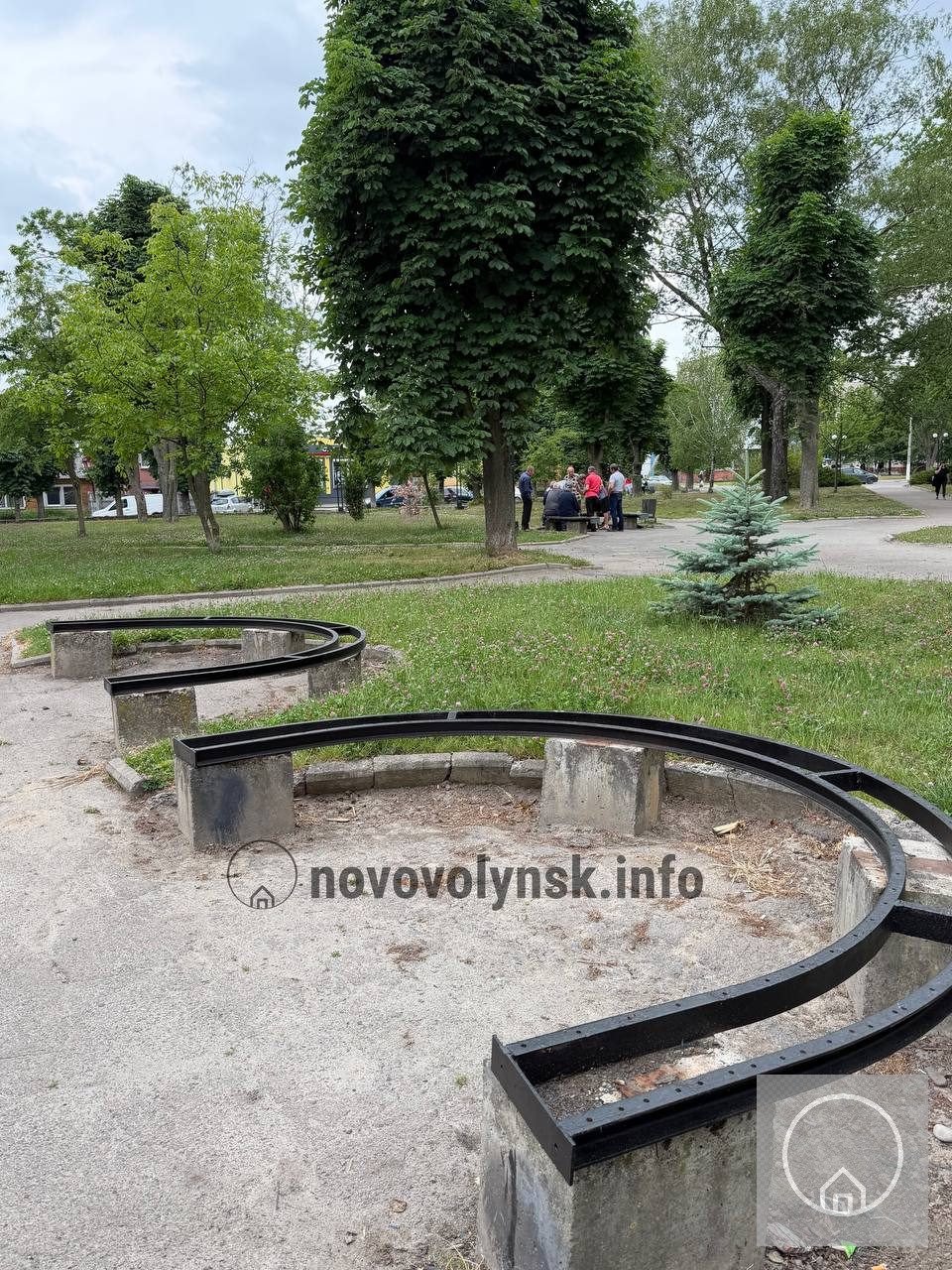 У сквері на «п'ятачку» оновлюють лавки
