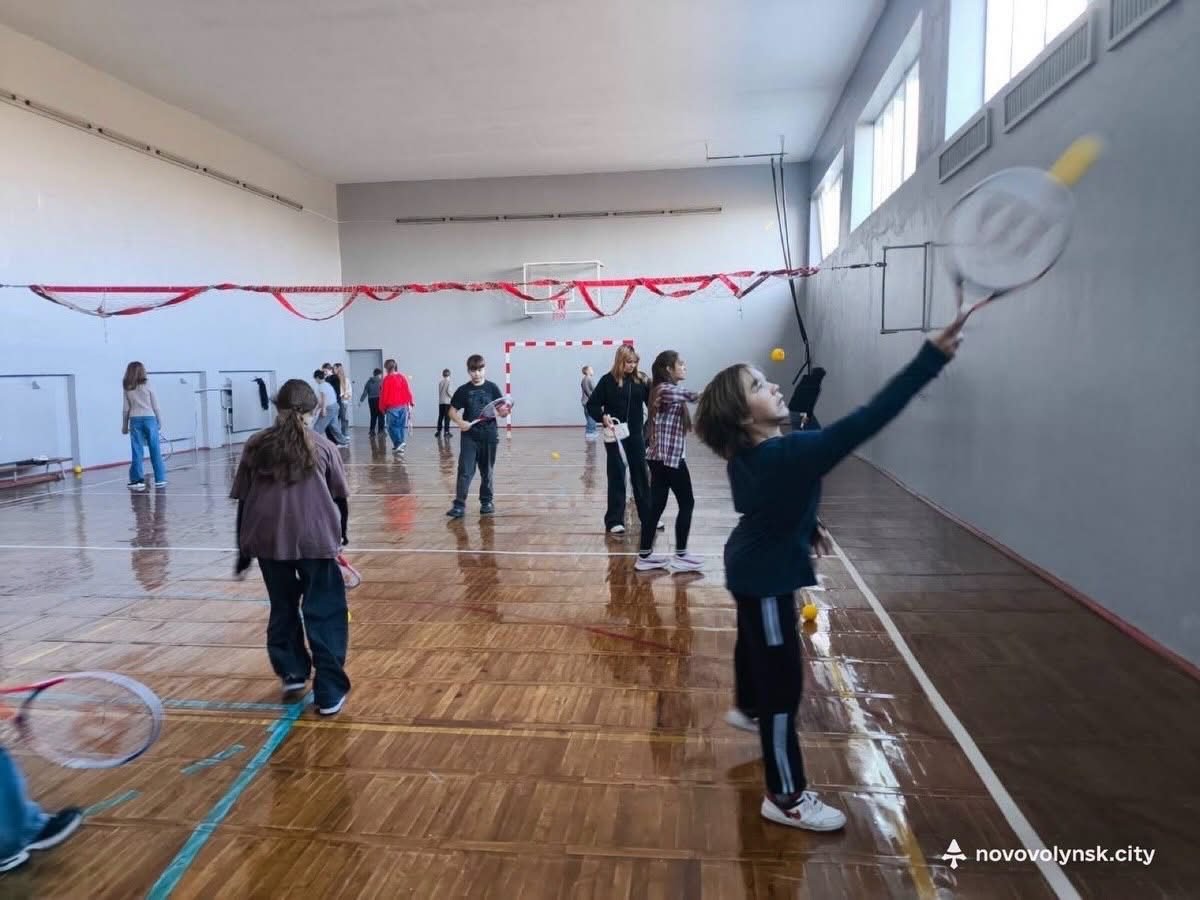 Ракетки від Марти Костюк: дві школи Нововолинська отримали тенісний інвентар