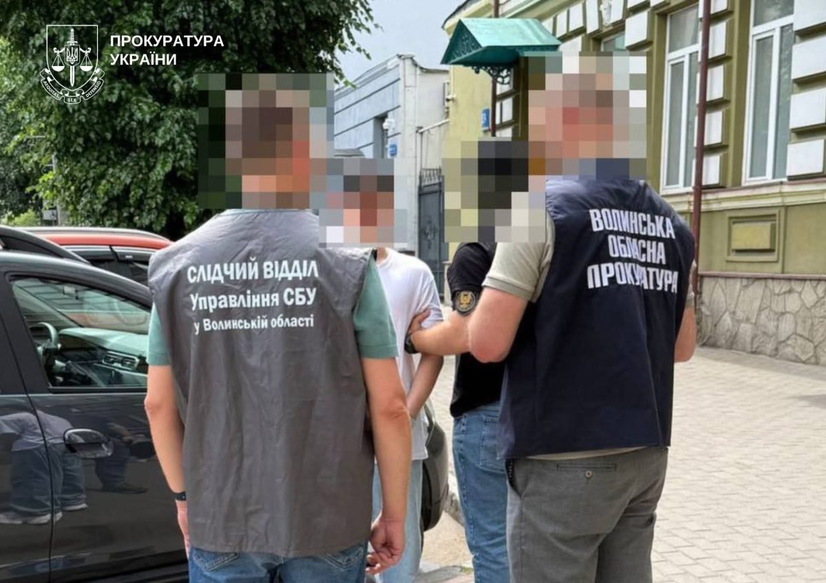 Слідчий СБУ та прокурор біля затриманого на вулиці Луцька