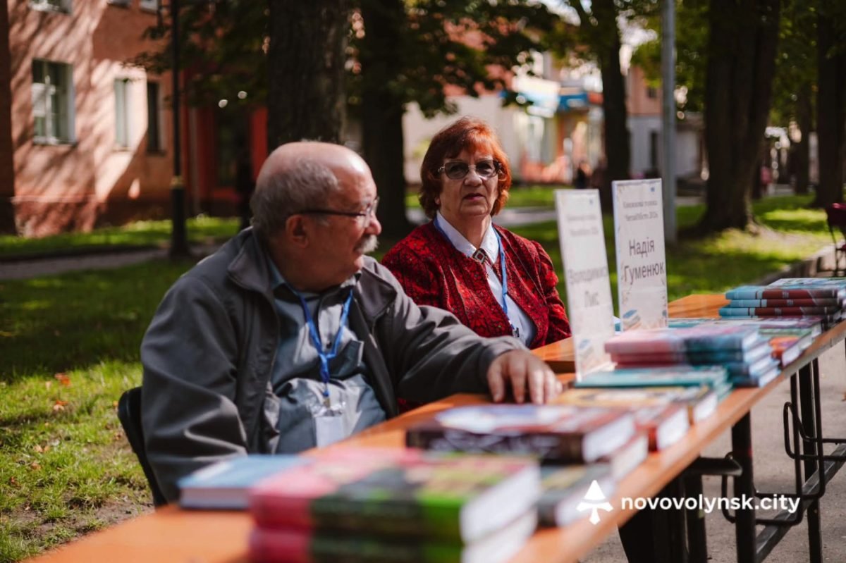 Столи з книжками авторів