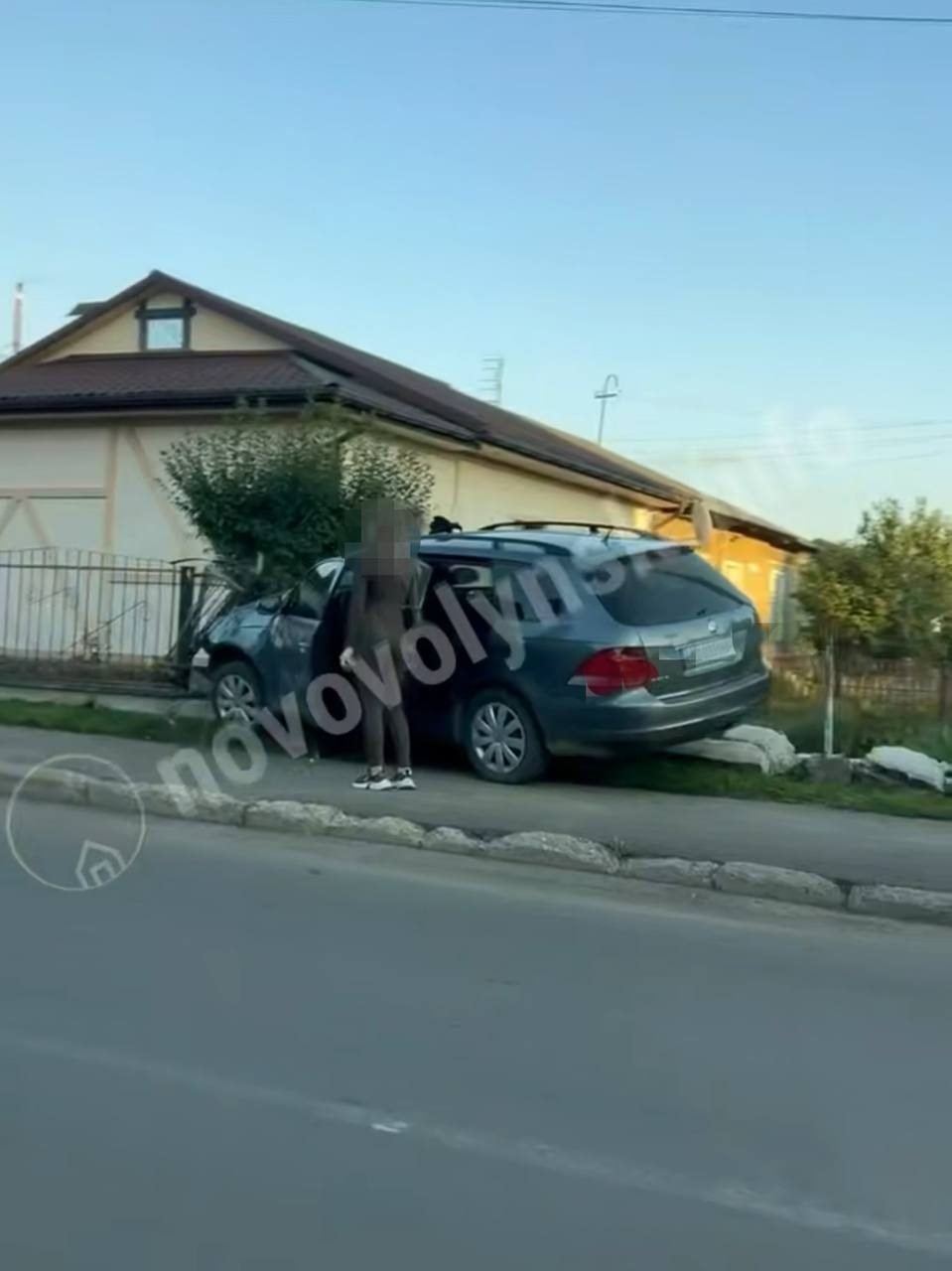 У Нововолинську п'яний водій протаранив паркан приватного будинку на проспекті Дружби