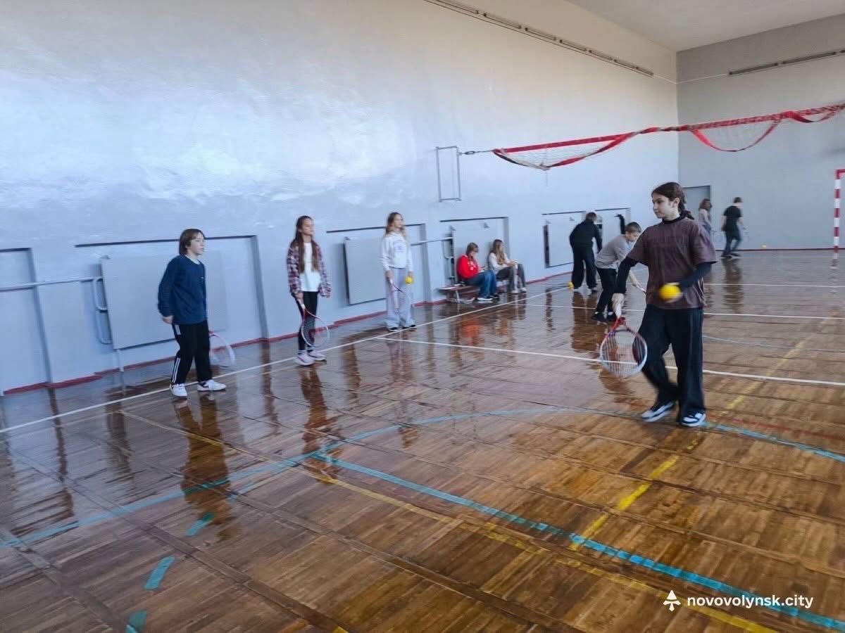Школярі з тенісними ракетками вишикувались у спортзалі