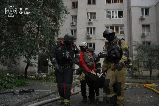 Рятувальники ДСНС несуть постраждалу на ношах