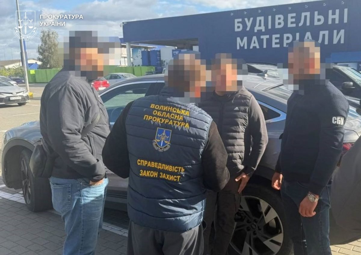 Тисяча доларів за партію без огляду: волинського митника затримали на хабарі