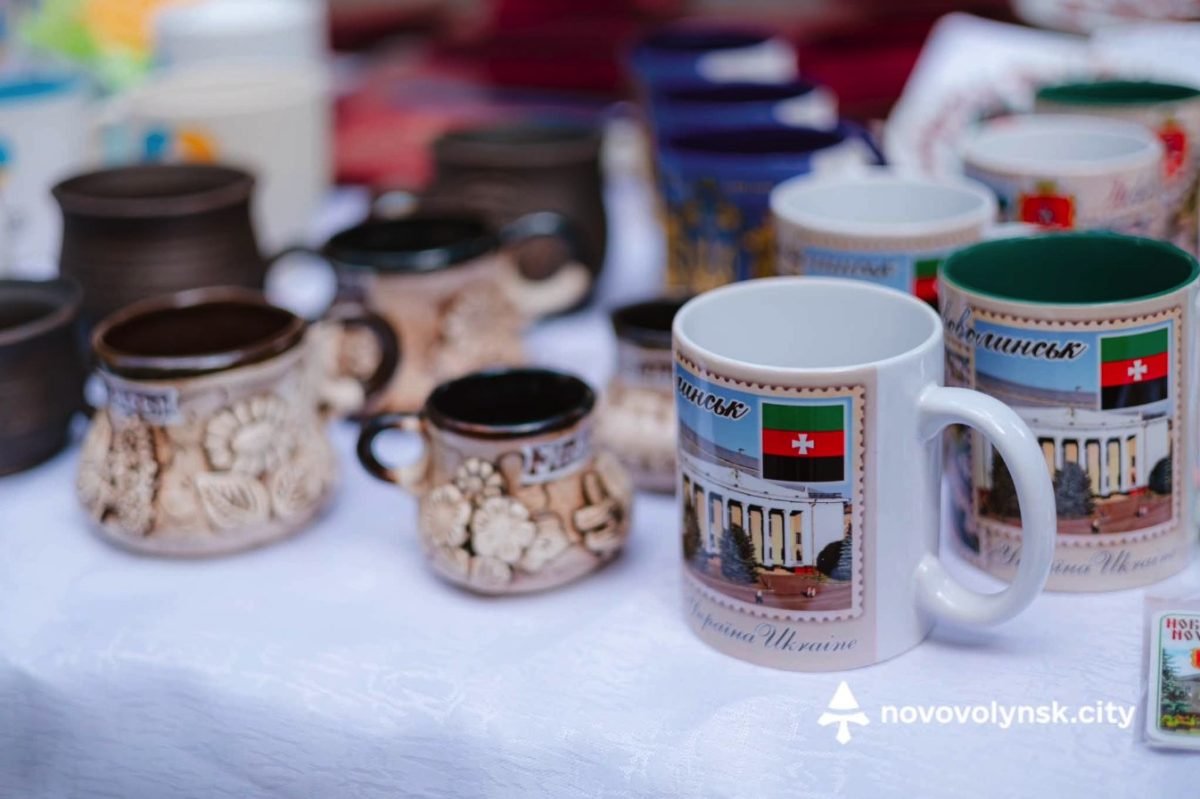 Сувеніри та кераміка на ярмарку