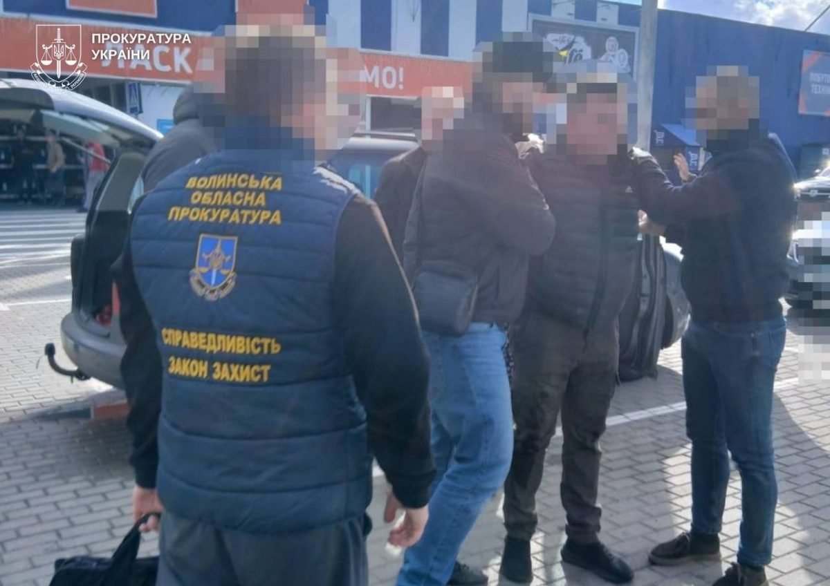 Працівник Волинської обласної прокуратури та затриманий біля автомобіля
