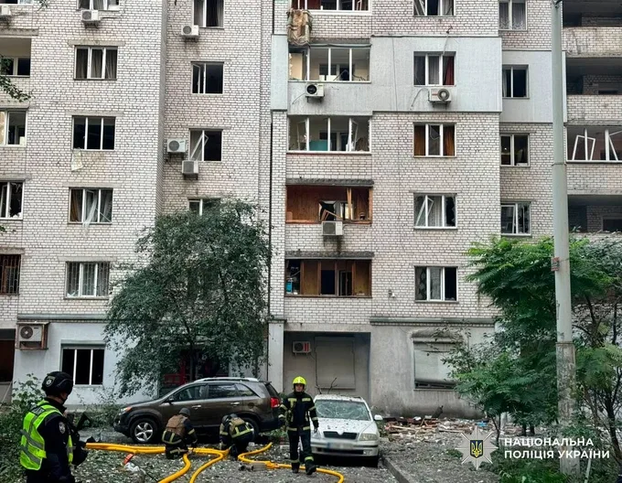 Вибиті вікна багатоповерхівки, поліція та рятувальники