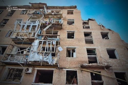 Пошкоджений фасад житлового будинку у Прилуках після атаки 7 жовтня