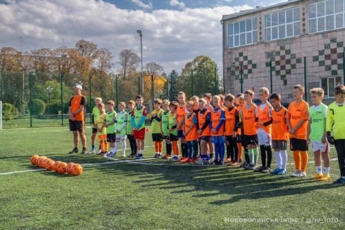 Діти шикуються на майданчику СОК «Шахтар» перед відкритим заняттям