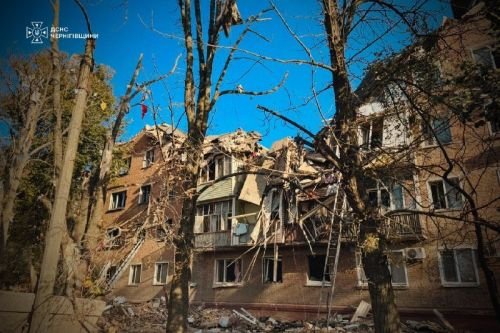 Наслідки ракетного удару по п’ятиповерхівці у Прилуках