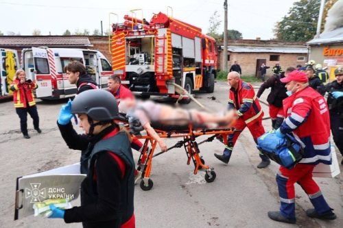 Медики евакуюють травмовану з місця удару