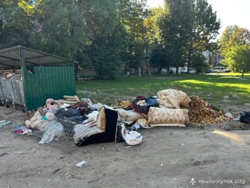 Старі меблі біля контейнерного майданчика