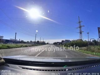 Небезпечний обгін біля Нововолинська: вантажівка повернулася у смугу перед автобусом