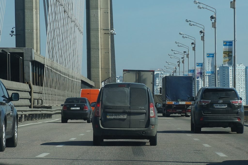 Київ знову в заторах: Південний міст перекритий, на мостах Патона і Метро — обмеження