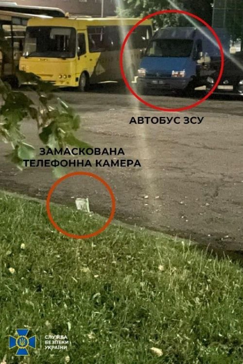 Місце, де стояв автобус ЗСУ, і замаскована телефонна камера