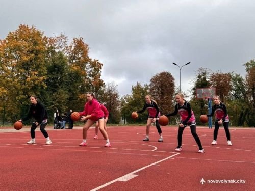 Баскетбольне тренування на майданчику ліцею