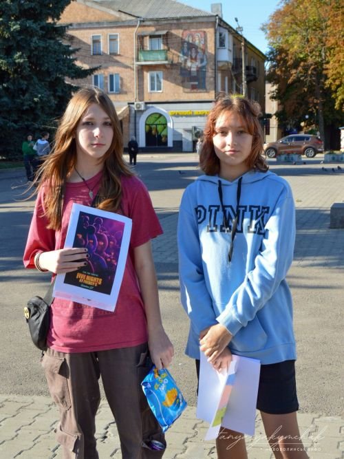 Подруги з афішею й подарунками