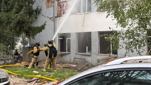 Рятувальники гасять пожежу в корпусі навчального закладу в Рівному