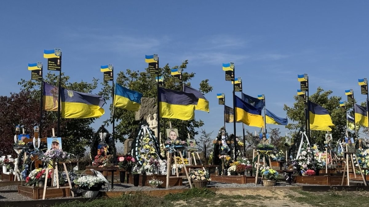 «Вони всі наші»: як Нововолинська громада зустрічає й проводжає полеглих захисників