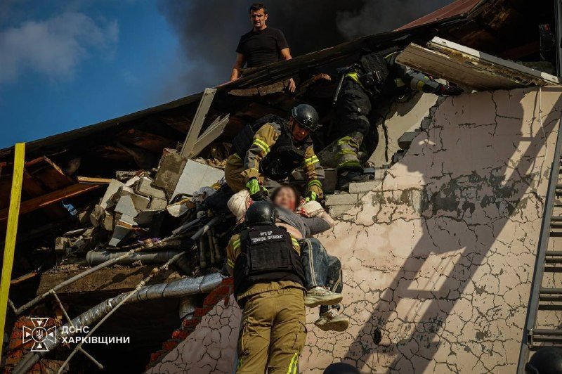 Рятувальники розбирають завали після удару