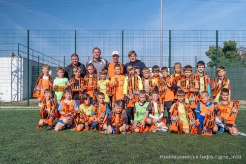 Юні футболісти Нововолинської ДЮСШ з тренерами після заняття