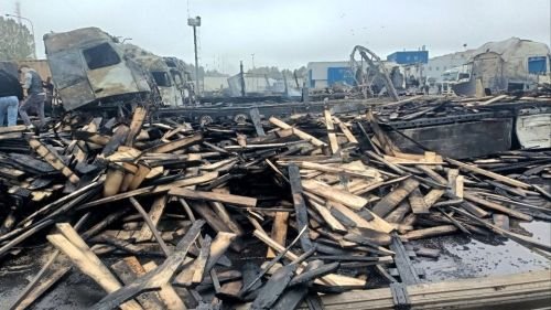 Згорілий вантаж деревини на парковці