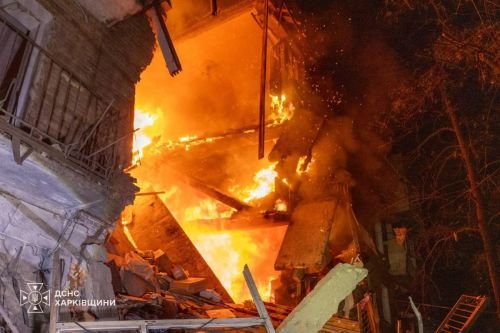 Пожежа у зруйнованому будинку в Харкові після ракетного удару