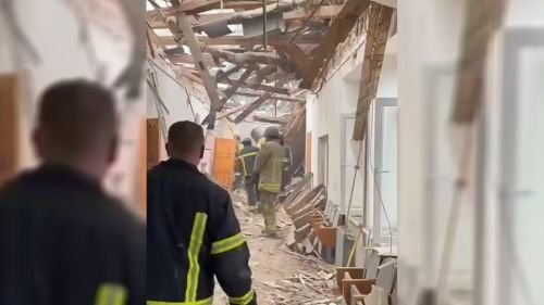 Рятувальники в зруйнованому коридорі навчального корпусу