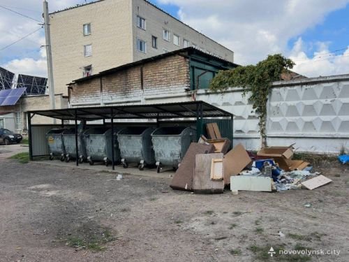 Картон і будівельне сміття біля контейнерів
