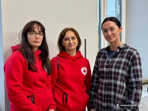Представниці Червоного Хреста та психологиня