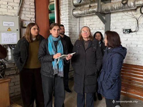 Делегація оглядає приміщення майбутніх майстерень коледжу