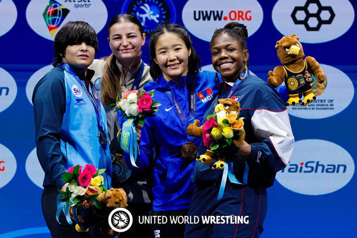 Анастасія Алпєєва (друга праворуч) на п'єдесталі чемпіонату світу в Астані