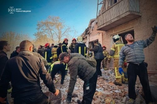 Рятувальники та люди біля пошкодженого будинку у Прилуках 7 жовтня