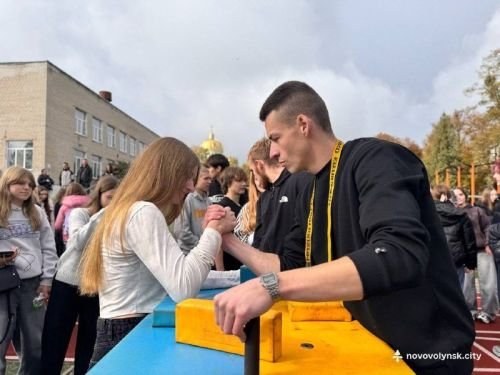 Ліцеїстка пробує армрестлінг