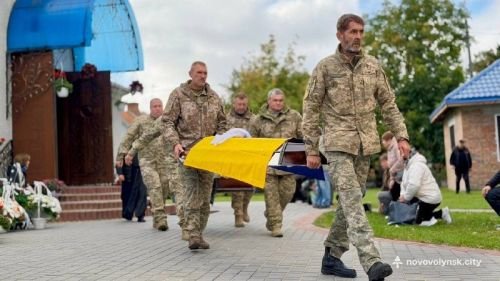 Військові несуть домовину з тілом Андрія Єфрємова