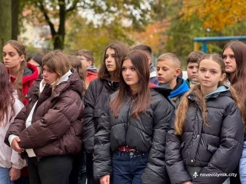 Учні гімназії на відкритті меморіальних дошок