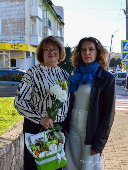 Дві нововолинки з букетом
