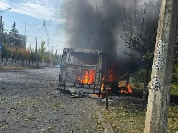 Палаючий рейсовий автобус на вулиці Краматорська
