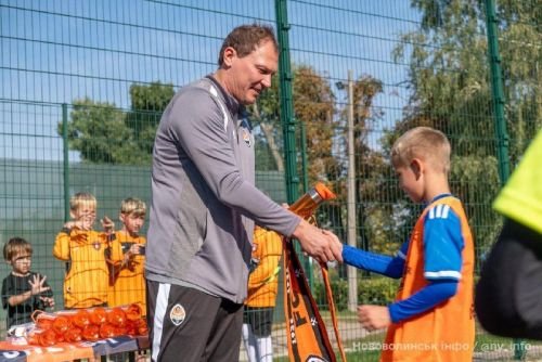 Андрій Пятов вручає подарунок юному футболісту