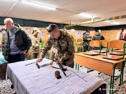 Учасник розбирає автомат на час