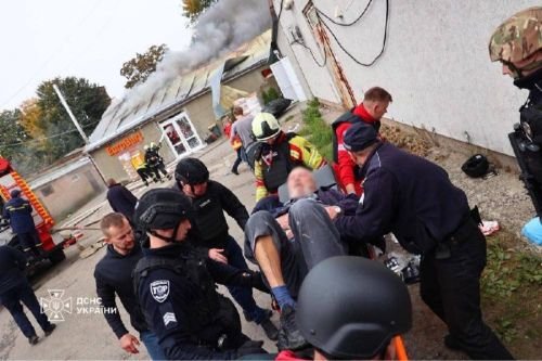Поліцейські та рятувальники виносять травмованого чоловіка
