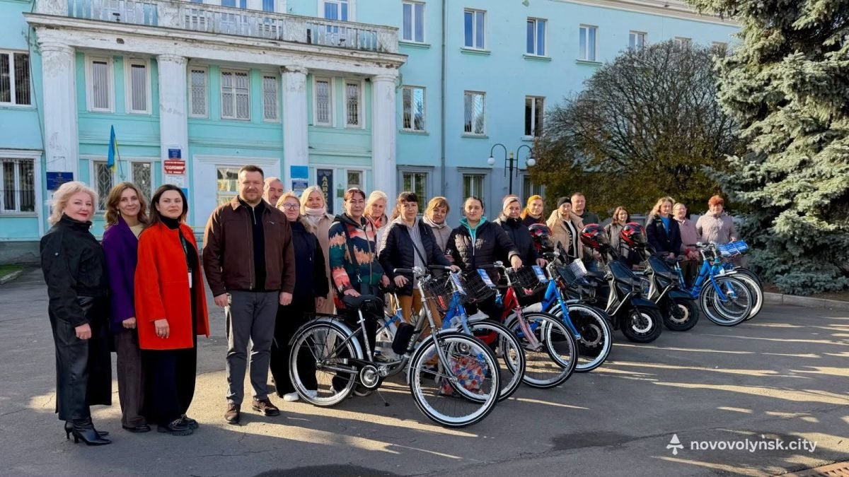 Соцпрацівники громади отримали вісім велосипедів і три електроскутери
