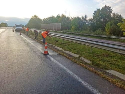 Роботи на узбіччі траси
