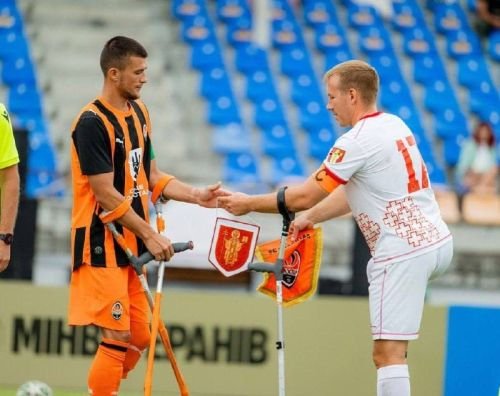 Капітан «Хрестоносців» Михайло Соколян (№ 17) перед матчем Суперліги